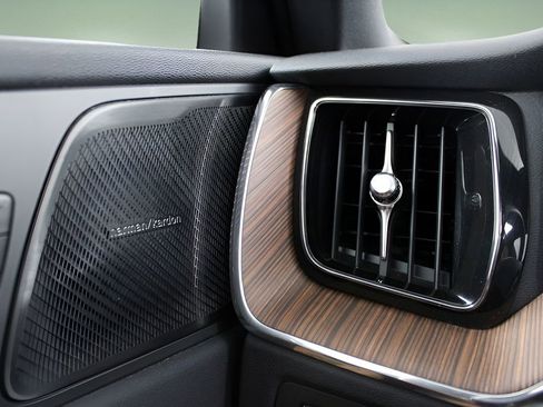 Used 2019 Volvo XC60 T5 Momentum w/ Multimedia Package image 24