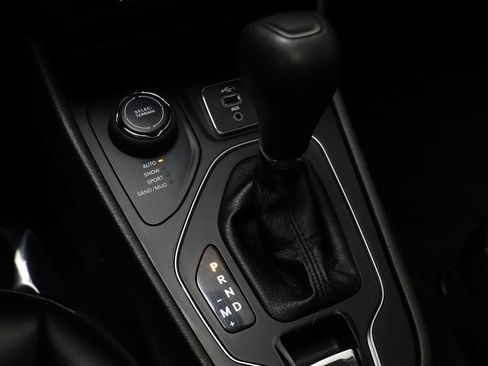 Used 2019 Jeep Cherokee Latitude Plus w/ Comfort/Convenience Group image 11