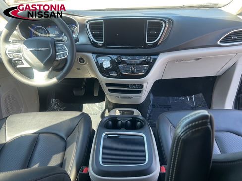 Used 2024 Chrysler Pacifica Touring-L FWD image 26