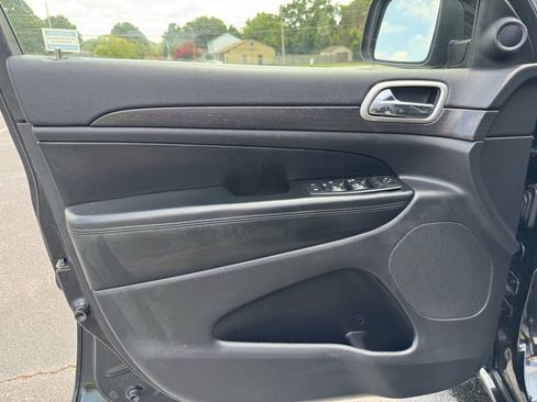 Used 2017 Jeep Grand Cherokee Altitude RWD image 14