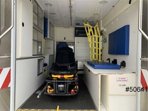 Used 2014 Chevrolet Express 4500 w/ Ambulance Package image 9