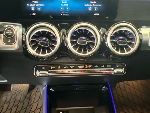 Used 2023 Mercedes-Benz GLB 250 4MATIC image 17