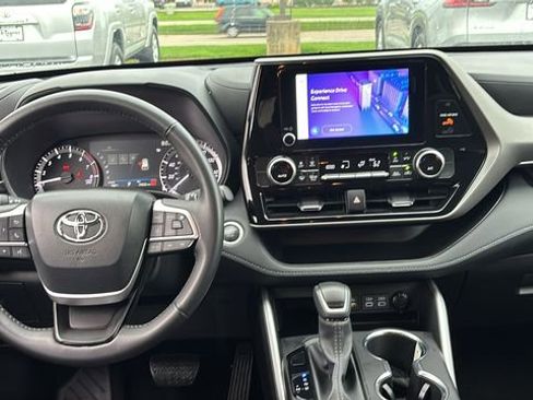 Used 2025 Toyota Highlander LE AWD/4WD image 8