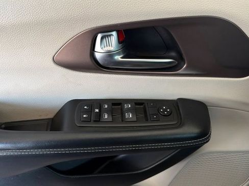 Used 2023 Chrysler Voyager LX FWD image 11