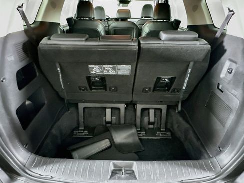 Used 2025 Kia Carnival FWD image 30
