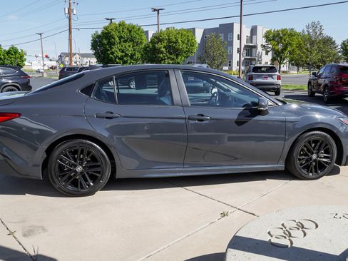 Used 2025 Toyota Camry SE FWD image 9