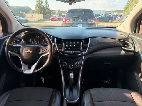 Used 2019 Chevrolet Trax LT w/ LT Convenience Package AWD/4WD image 3