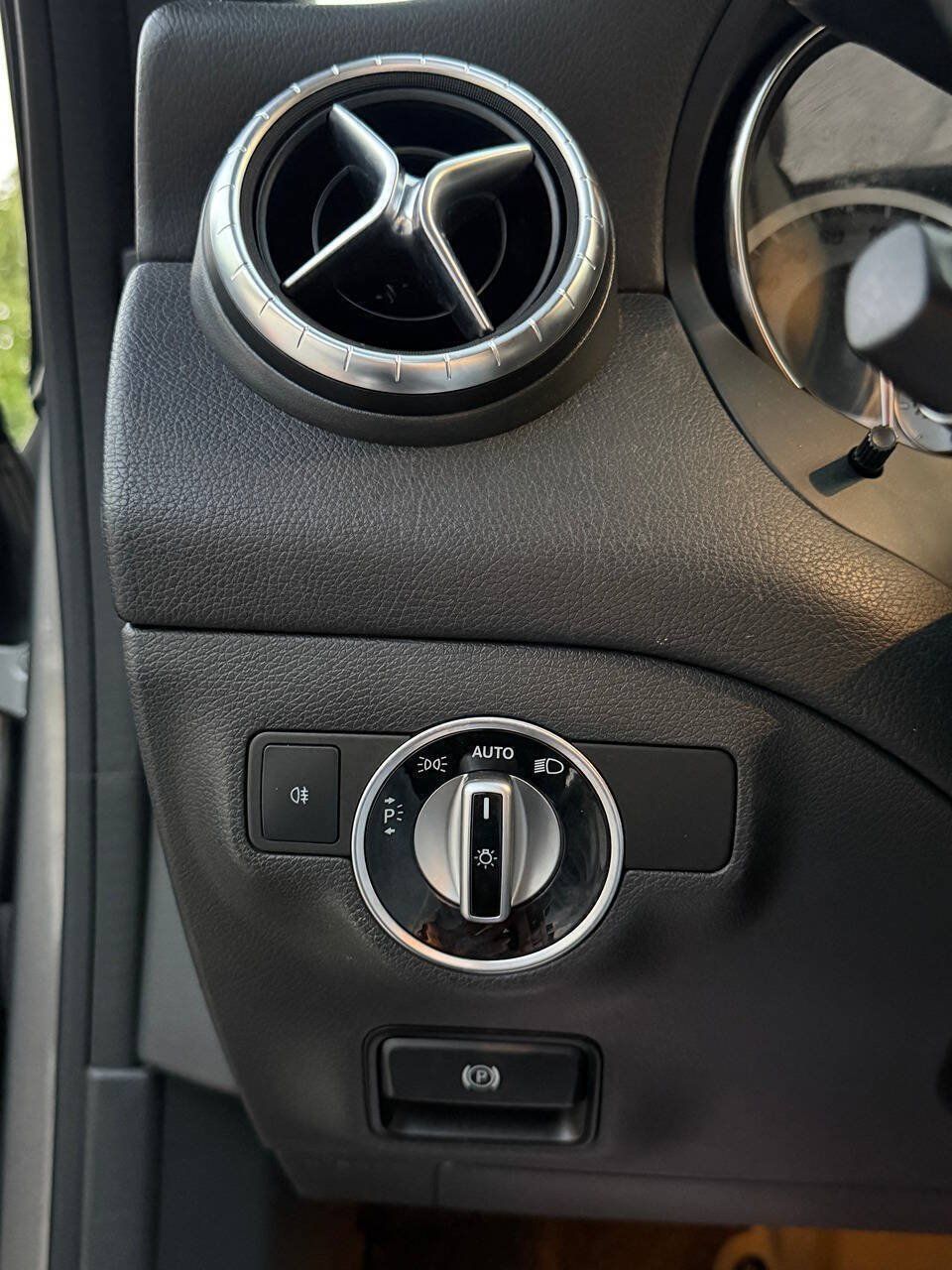 Used 2016 Mercedes-Benz CLA 250 4MATIC image 36