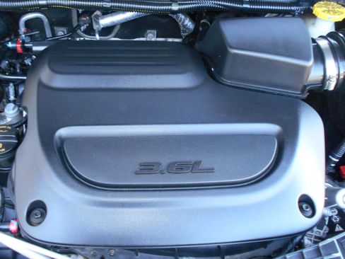 Used 2024 Chrysler Pacifica Touring-L FWD image 5