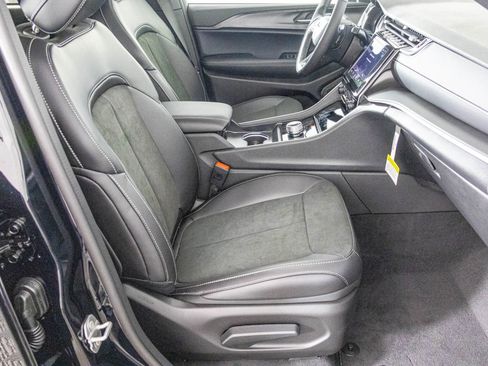 New 2025 Jeep Grand Cherokee Altitude image 38