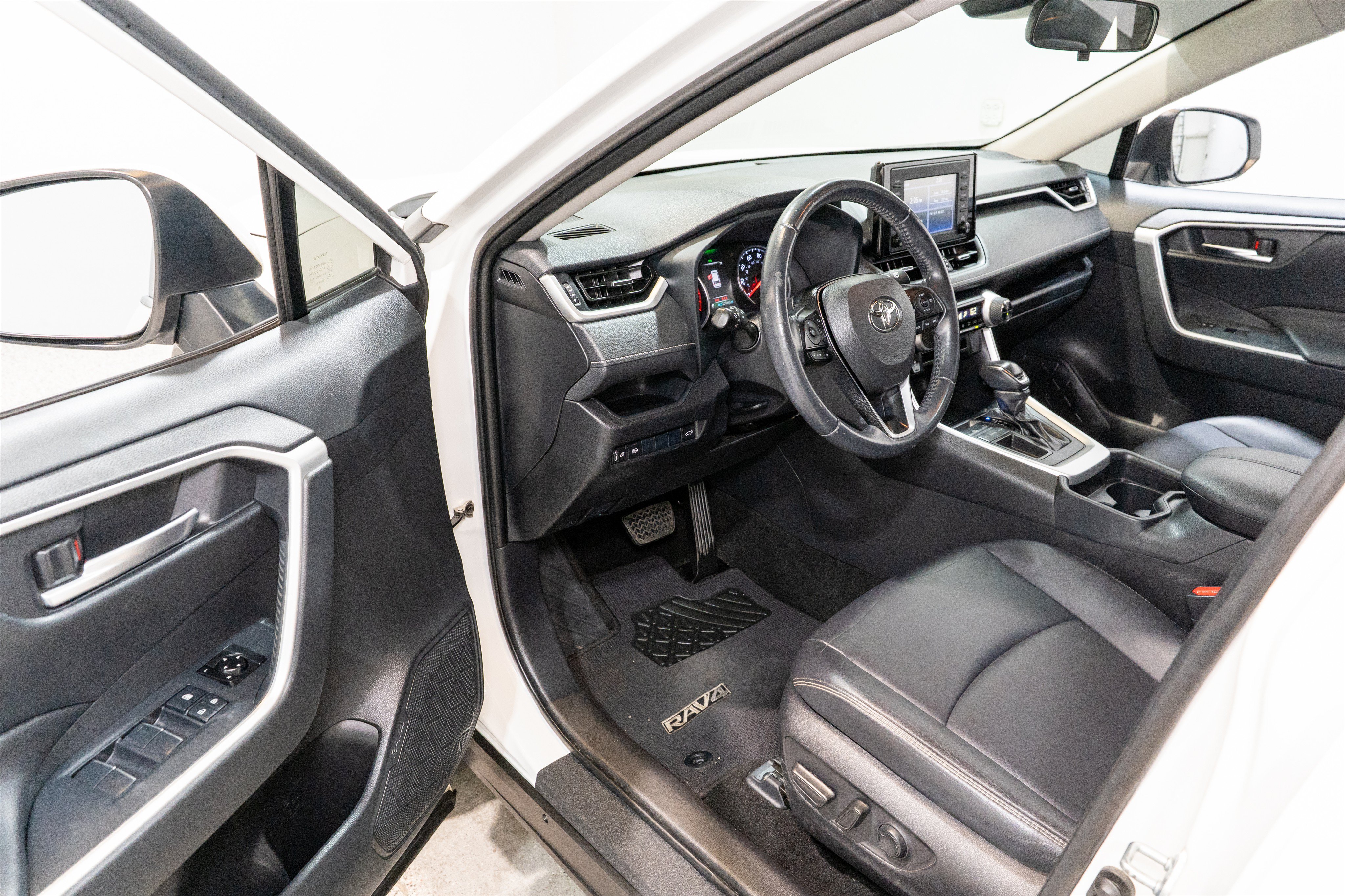 Used 2019 Toyota RAV4 XLE Premium FWD image 11
