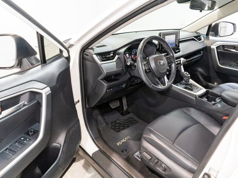 Used 2019 Toyota RAV4 XLE Premium FWD image 11