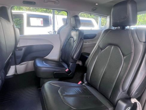 Used 2020 Chrysler Pacifica Touring-L image 6