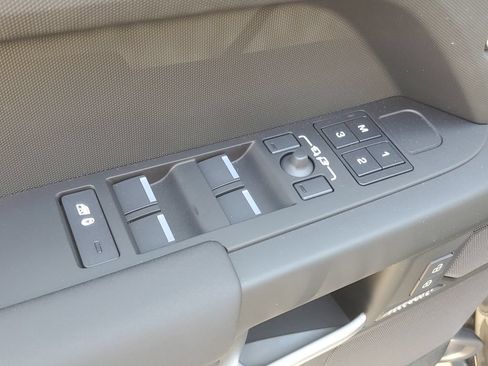 Used 2026 Land Rover Defender 130 X-Dynamic SE AWD/4WD image 9