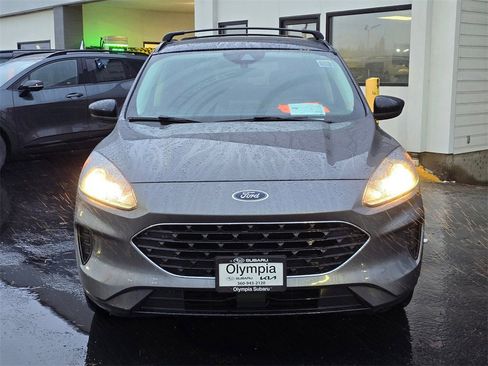 Used 2021 Ford Escape SE w/ SE Sport Appearance Package image 2