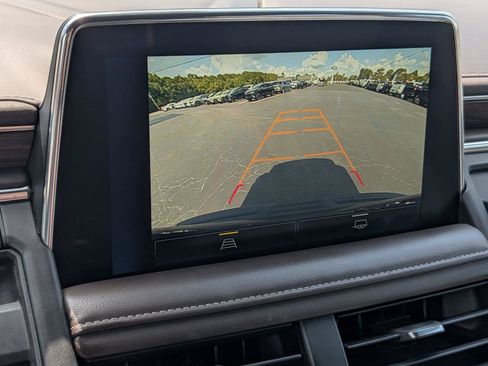Used 2022 Chevrolet Suburban LT AWD/4WD image 17