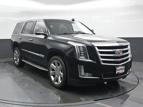 Used 2018 Cadillac Escalade Premium Luxury AWD/4WD image 4