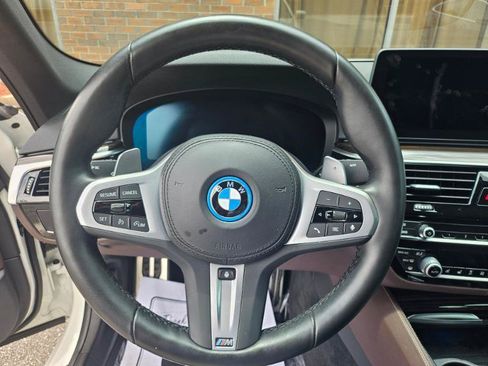 Used 2022 BMW 530e xDrive w/ Premium Package AWD/4WD image 39