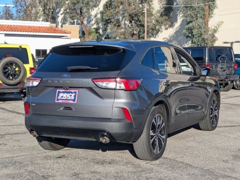 Used 2022 Ford Escape SE w/ SE Sport Appearance Package image 5