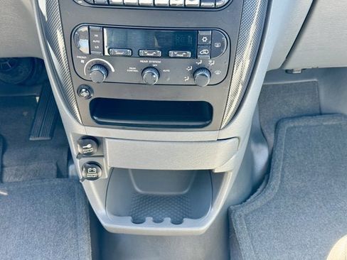 Used 2006 Dodge Grand Caravan SXT w/ Leather Interior Group FWD image 19