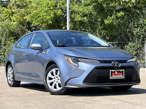 Used 2025 Toyota Corolla LE FWD image 2