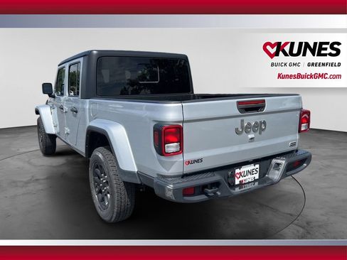 Used 2023 Jeep Gladiator Overland AWD/4WD image 9