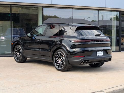 New 2025 Porsche Cayenne E-Hybrid image 3