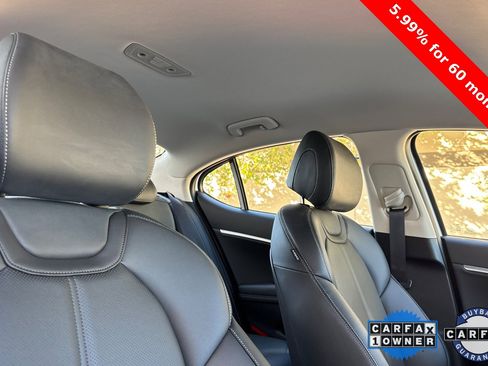 Used 2025 Genesis G70 2.5T image 17