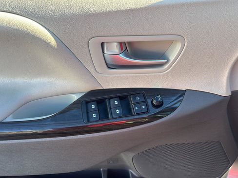 Used 2016 Toyota Sienna XLE w/ XLE Navigation Package image 11