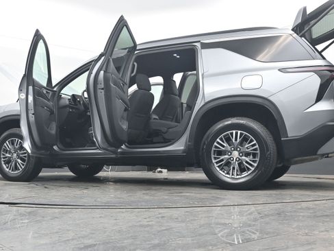 Used 2025 Chevrolet Traverse LT image 40