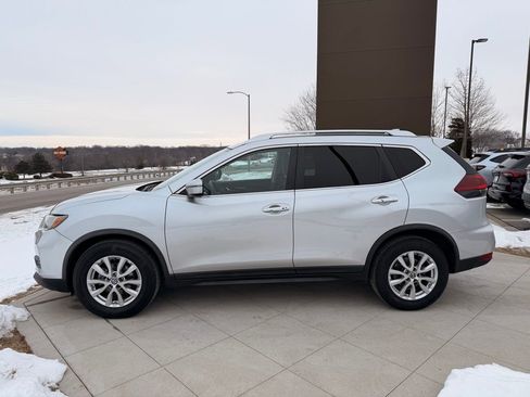 Used 2019 Nissan Rogue SV image 2