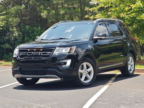 Used 2017 Ford Explorer XLT w/ Equipment Group 202A FWD image 2
