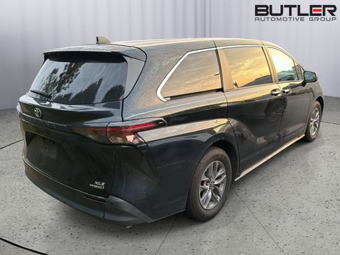 Used 2023 Toyota Sienna XLE FWD image 8