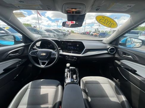 Used 2025 Chevrolet Trax LT w/ Driver Confidence Package FWD image 17