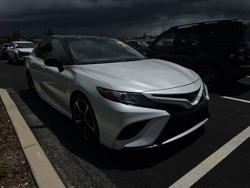 Used 2018 Toyota Camry XSE FWD image 3