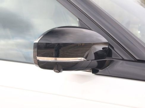 Used 2025 Land Rover Discovery Dynamic SE image 14