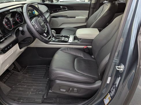 Used 2024 Kia Carnival EX image 14