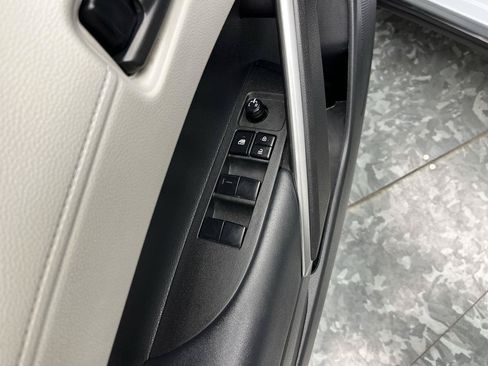Used 2022 Toyota Corolla Cross LE AWD/4WD image 7