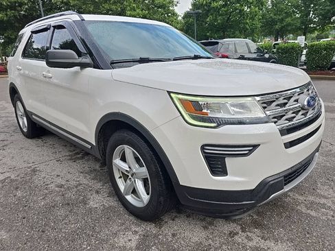 Used 2018 Ford Explorer XLT FWD image 2