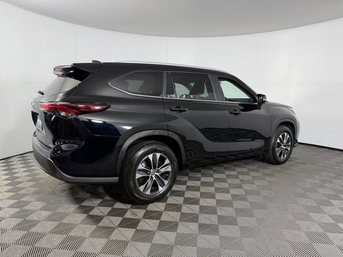 Used 2025 Toyota Highlander XLE image 8