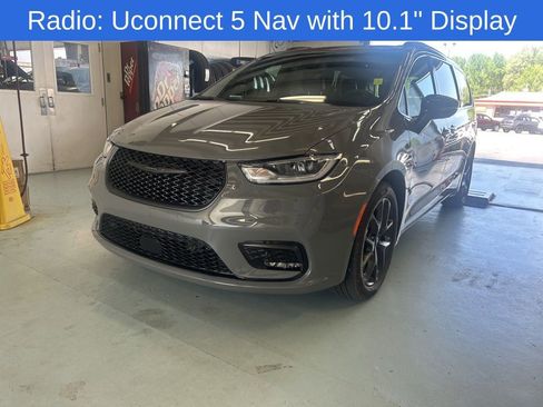 Used 2025 Chrysler Pacifica Limited FWD image 4