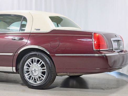 Used 2010 Lincoln Town Car Signature Limited RWD image 10