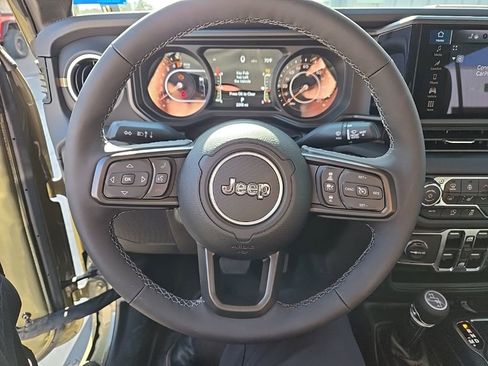 Used 2025 Jeep Gladiator Sport image 14