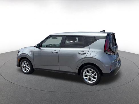 Used 2025 Kia Soul LX w/ LX Technology Package FWD image 9