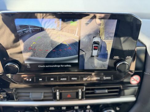 Used 2025 Nissan Pathfinder SL image 15