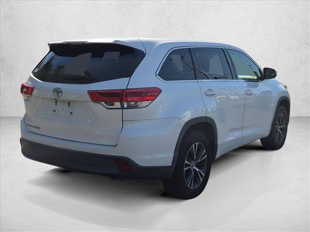 Used 2017 Toyota Highlander LE FWD image 6