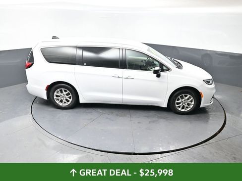 Used 2024 Chrysler Pacifica Touring-L image 44
