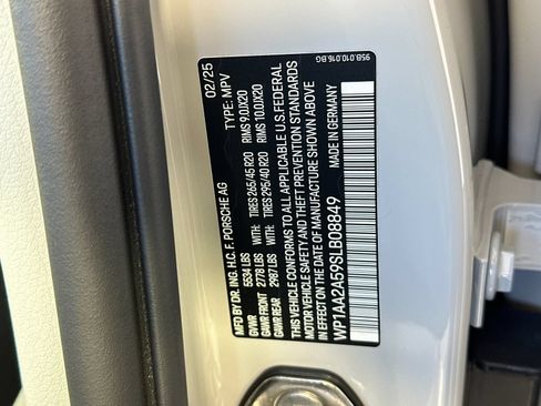 Certified 2025 Porsche Macan AWD/4WD image 35