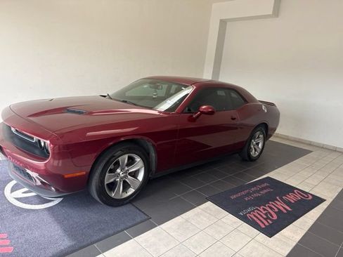 Used 2019 Dodge Challenger SXT RWD image 1
