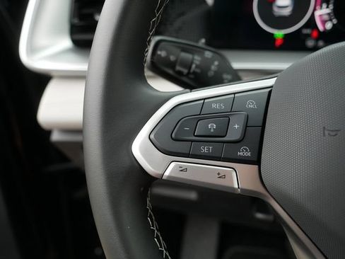 Certified 2025 Volkswagen Tiguan SE AWD/4WD image 25